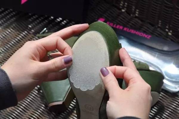 banks曾经分享一个小妙招是:用小剪刀在鞋底刻出花纹,也能很好地防滑