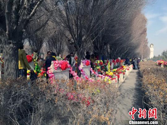 4月2日,乌鲁木齐市北郊公墓迎来祭祀高峰.