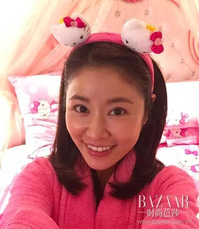 林心如素颜直播化身段子手,芭姐却全程盯着光泽苹果肌