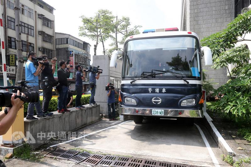 押送王姓嫌犯的警备车抵达法院吸引大批媒体关注(图片来源:"中央社")