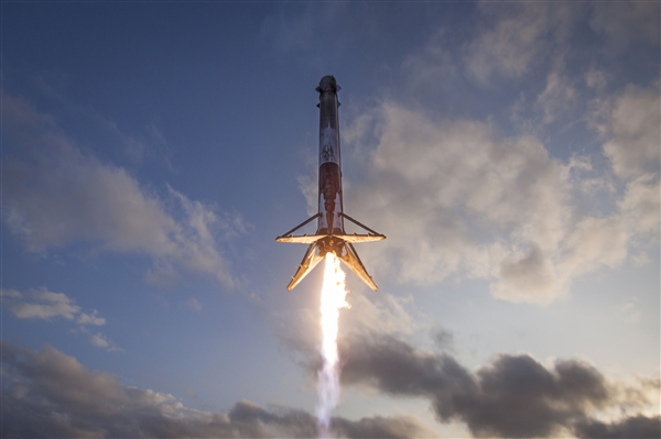 spacex"二手"火箭再次成功回收:稳稳降落海上平台
