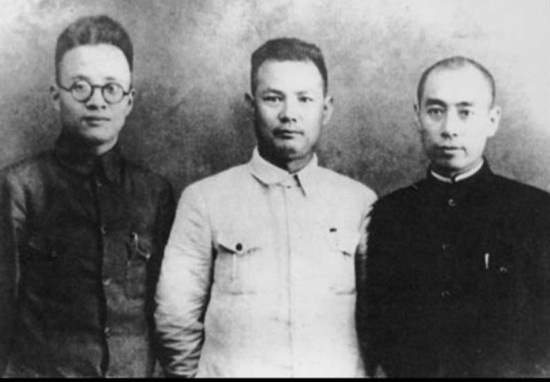 西安事变时的周恩来。1936年，西安事变发生后，周恩来和秦邦宪、叶剑英等亲赴西安，通过谈判，促成事变和平解决。这是周恩来和秦邦宪(左一)、叶剑英(左二)在西安合影。