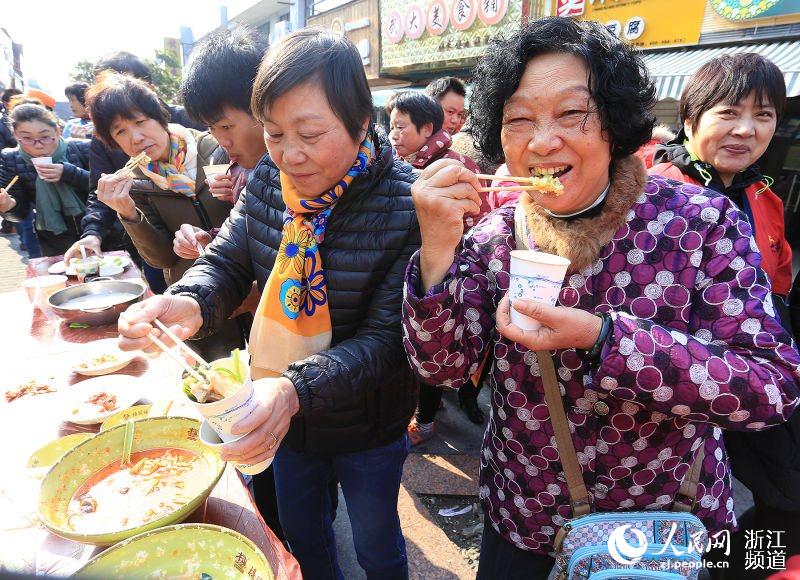 居民前来品尝美食.汤越 摄