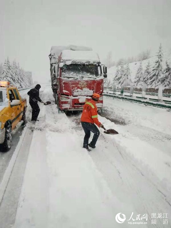 黑龙江省多地降大到暴雪 牡丹江高速公路管理处出动百人清雪