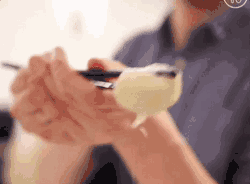 英国人出个吃小笼包的视频,居然教人先挤掉汤汁