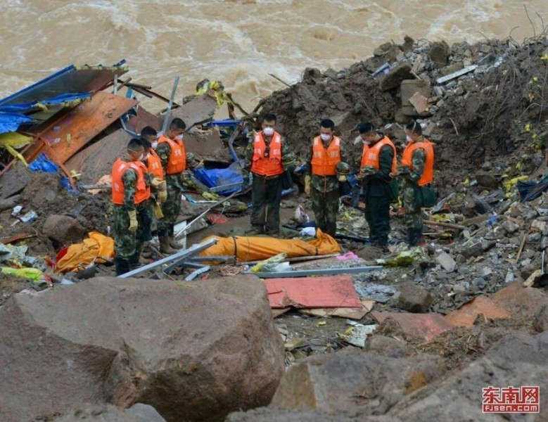 福建泰宁泥石流现场 救援者为遇难者默哀