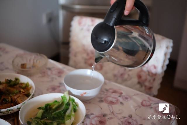 用开水烫碗筷能消毒吗?别天真了,正确的消毒方法是这样