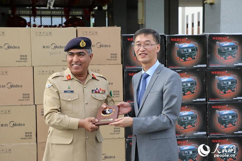 中国驻巴基斯坦大使馆向巴陆军捐赠生活物资