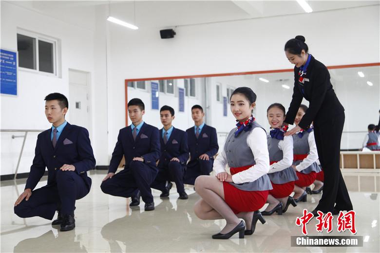直击准空姐礼仪形体训练:头顶酒瓶 膝盖夹纸(组图)