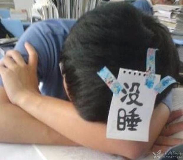 趴桌子睡觉伤身体?关于午睡的 3 个常见问题