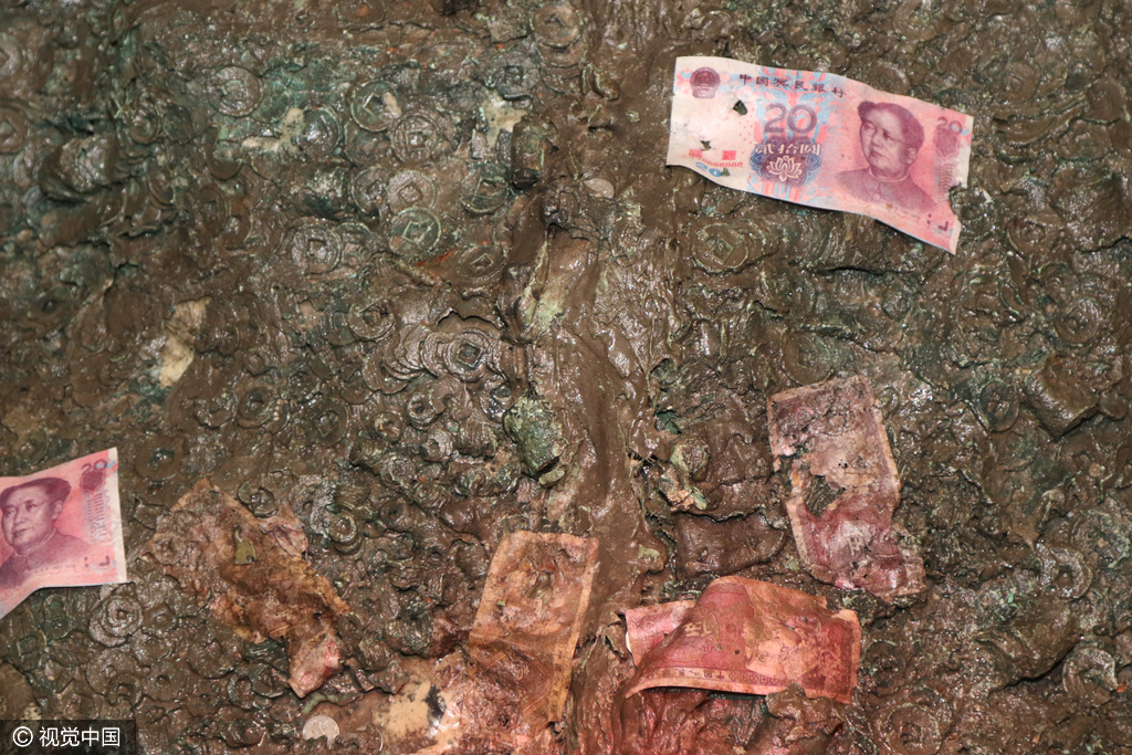 徐州楚王陵地宫墓室内钱成堆 游客扔满冥币和