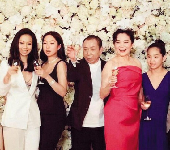 林青霞已经悄悄结束24年的婚姻,和邢李原离婚,据传她因为女儿们已经