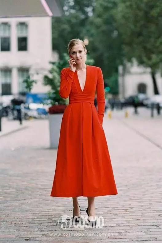 红色连衣裙搭配其实很简单,一双黑色的高跟鞋,亦或者一个深色的腰带