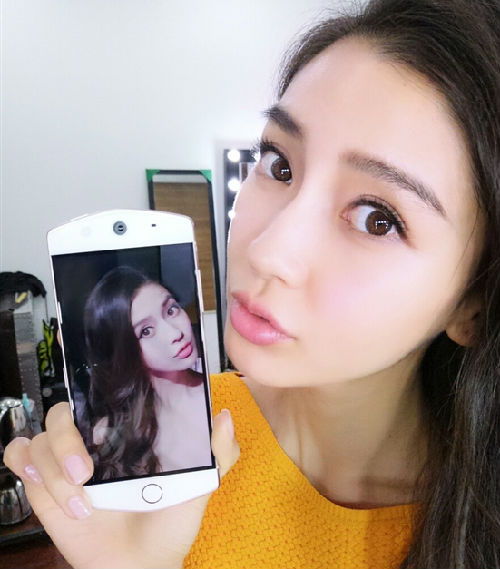 从2013年的第一代美图手机到如今美图m6,美图手机不仅在外观方面更加