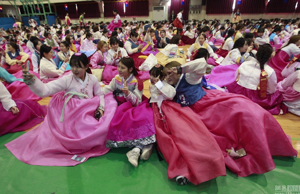 韩国高中举行毕业典礼 学生穿韩服行跪拜礼