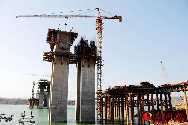 湖北十堰: 郧阳沧浪洲汉江大桥建设提速-新闻爆