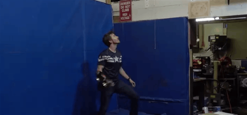 coser自制美队电磁盾牌:丢出去可飞回来