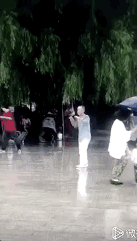 ▼ 那天下着淅沥沥的小雨 广场上的人都走光了 只有这位大爷还在跳