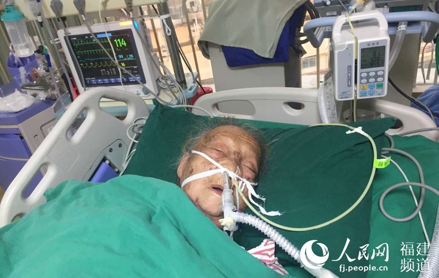 【网络媒体走转改】91岁老人住进icu 爱情故事感人落泪