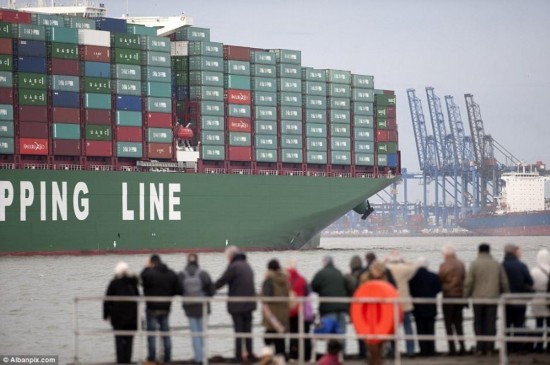中國巨型貨輪抵英國 世界最大體型引無數人圍觀