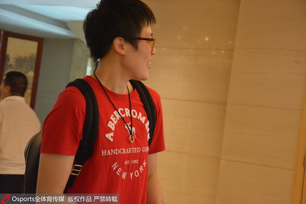 苗立杰美女现场美女许诺云集拖鞋裙抢镜蕾丝用扇脸婚礼图片