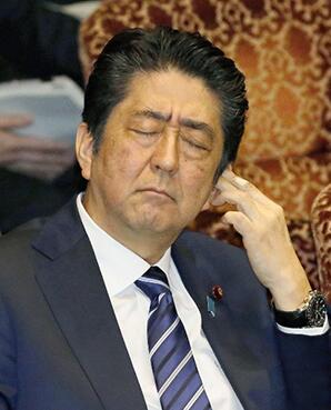 3月27日在日本参院预算委员会上表情疲惫的安倍晋三.