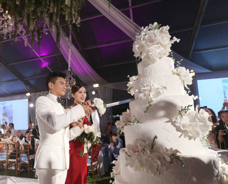 吴奇隆刘诗诗结婚晚宴 两人喝交杯酒