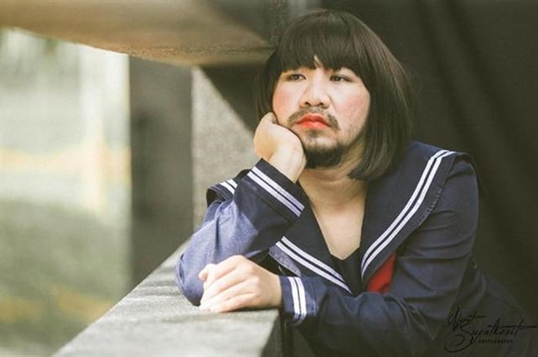 泰国"胡茬哥"水手服写真:回眸一笑是剧毒