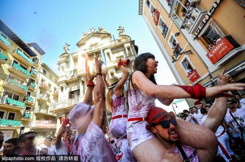 西班牙民众上演“湿身”狂欢迎奔牛节