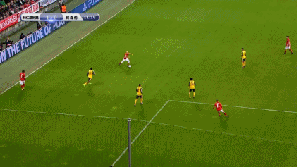 gif-罗本1v3兜出满分弧线 全世界都知道的方式!