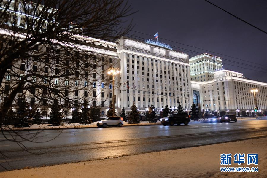 这是2016年12月14日在俄罗斯首都莫斯科拍摄的俄联邦国防部大楼夜景.