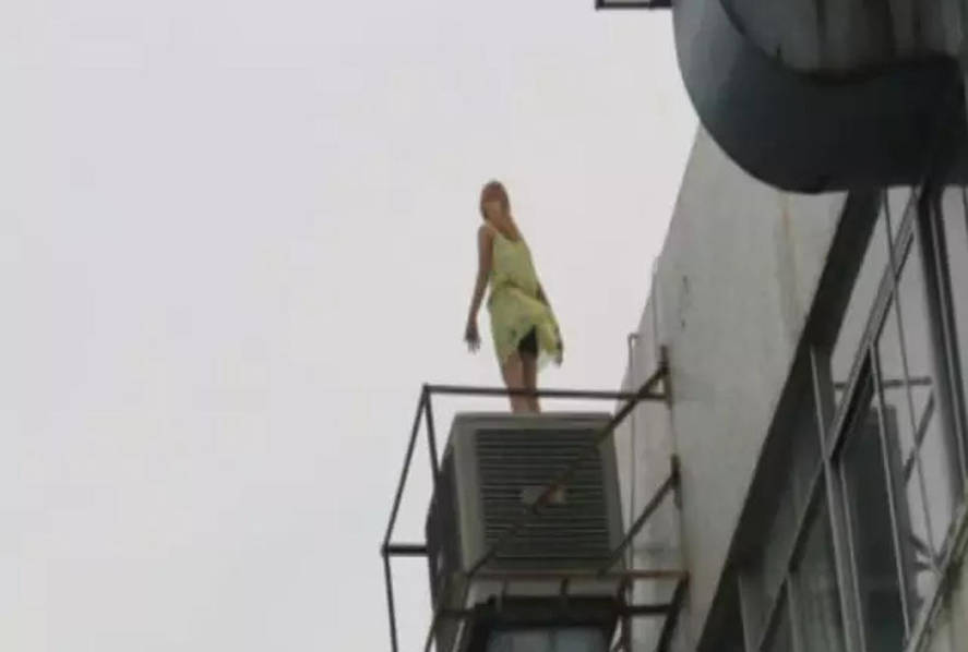 女子请不到假 登上天台欲跳楼