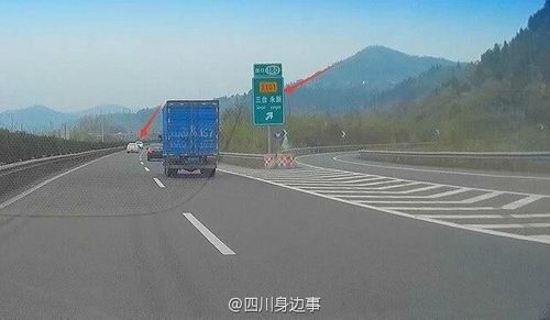 白色轎車一路逆行