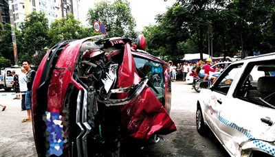 盘点离奇车祸:自贡蹊跷五连撞 绵阳"飞车"落广场