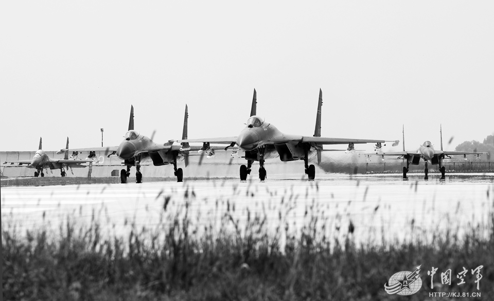 黑白画面中歼11重型机更显杀气