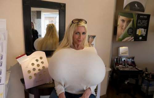 德国模特,她号称自己拥有全世界最大的"假胸"——32z罩杯