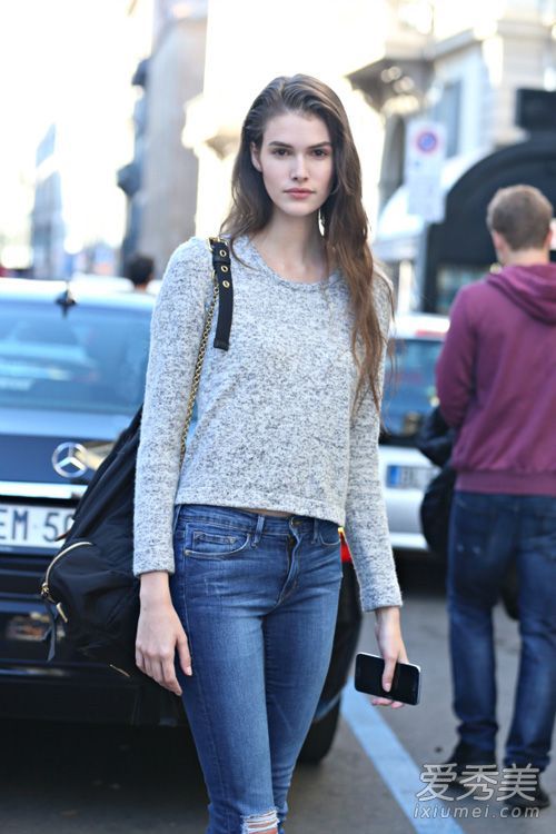 短款毛衣怎么搭配 配高腰裤显高显腿长_时尚女