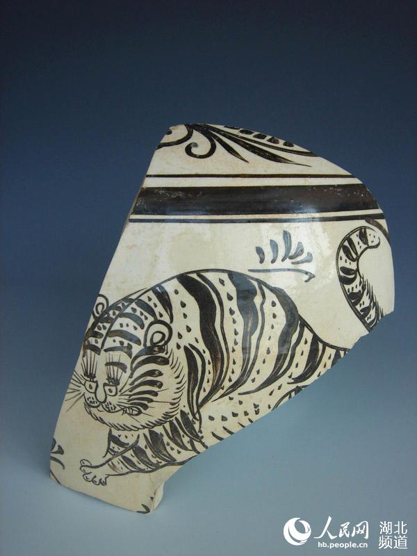 民族的远古图腾,是中华民族的吉祥物;瓷器是中国古代"五大发明"之一