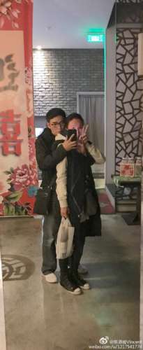 焦恩俊深夜拥抱老婆自拍 表白:你脸红了