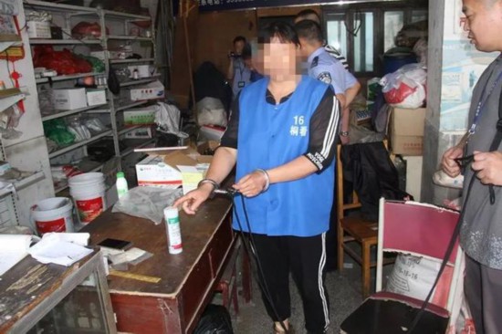 旷某现场指认.桐乡市公安局供图