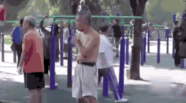 时没少蹦过迪吧 ▼ 当然,对于我们的爸妈来说 比起蹦迪,晨练和广场舞!