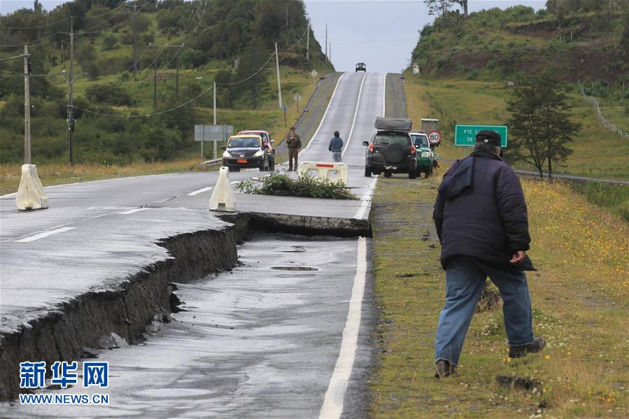 12月25日,智利奇洛埃岛上的公路遭地震破坏.智利南部地区25日发生7.