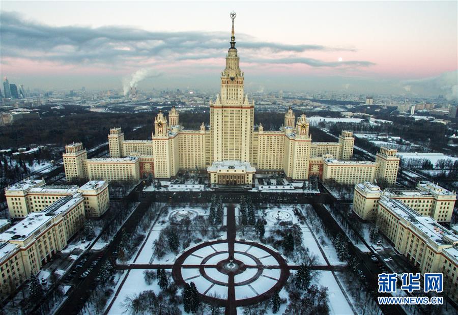 这是2016年12月14日在俄罗斯首都莫斯科拍摄的俄联邦国防部大楼夜景.
