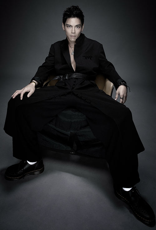 向佐新写真大方秀肌肉 动静皆宜演绎最酷红与