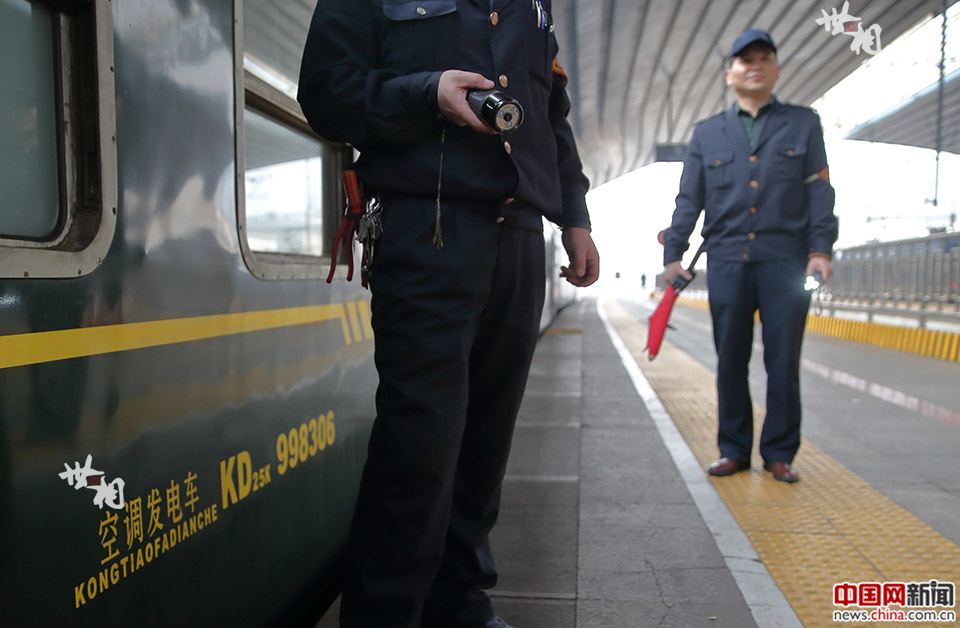 网络媒体走转改:列车"心脏"大夫的坚守