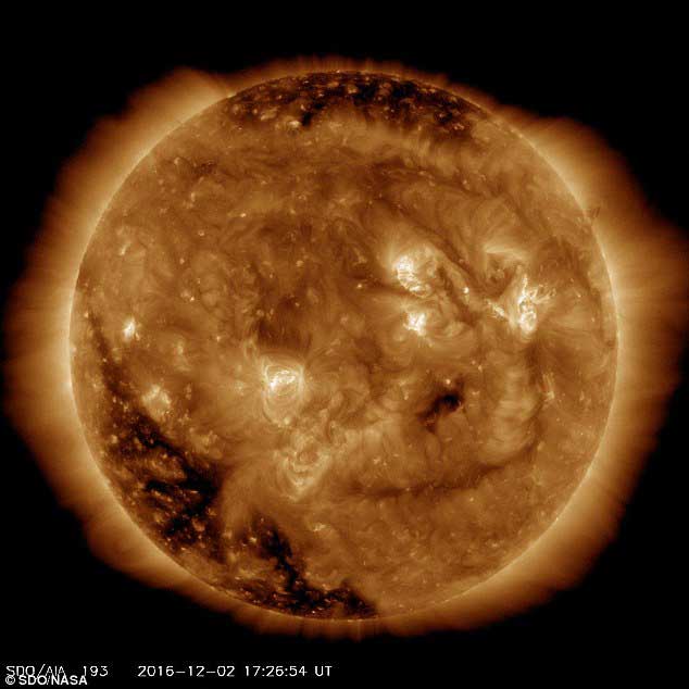 nasa最新公布照片显示太阳露出了笑脸