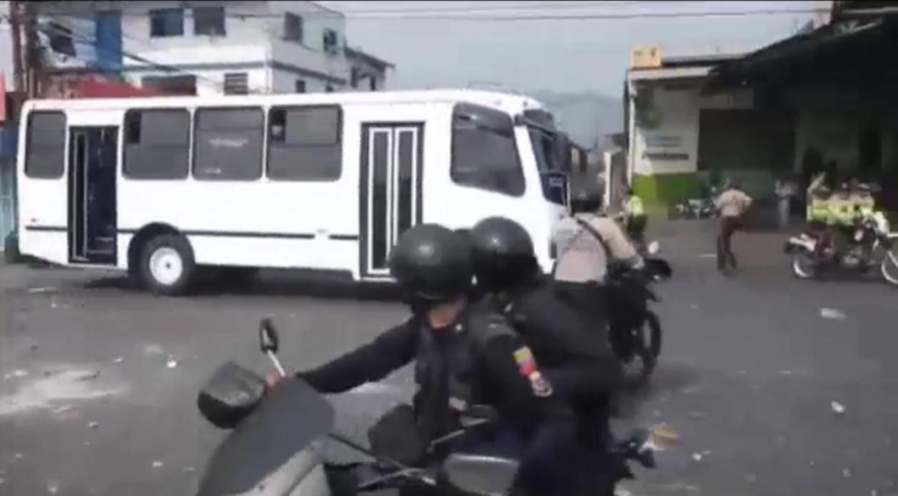 现场惨烈!委内瑞拉抗议者劫巴士碾压警察