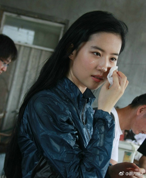 刘亦菲剧组庆生素颜照曝出,满脸被抹了奶油,萌萌哒的样子敲可爱~[兔子
