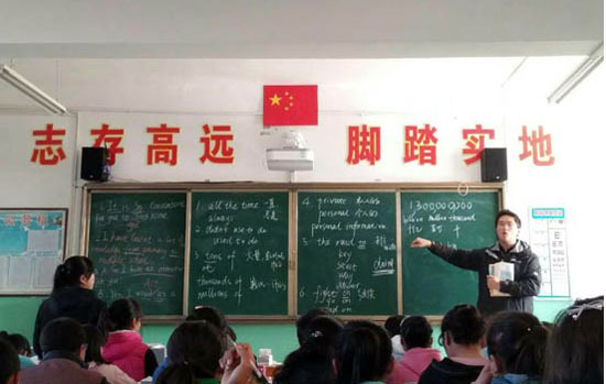 王民中学青年志愿者正在给学生上英语课