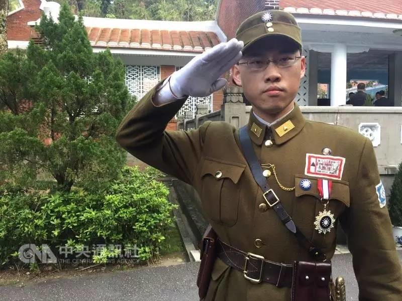 这名台湾男子,为何着"抗战时期国军军装"谒陵11年?